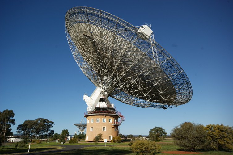Searching for extraterrestrial messages with the Parkes Observatory. Ian Sutton/wikimedia, CC BY-SA